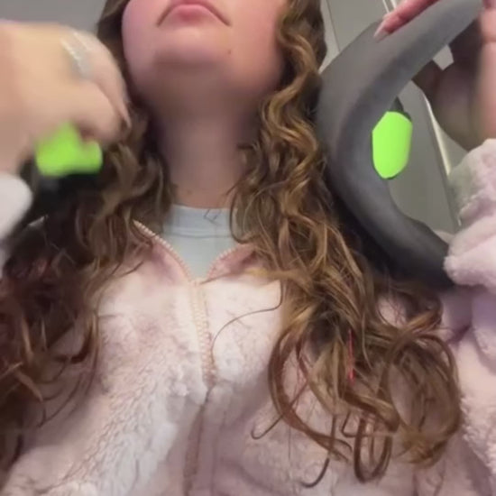 Customer adjusting the Solvira travel pillow