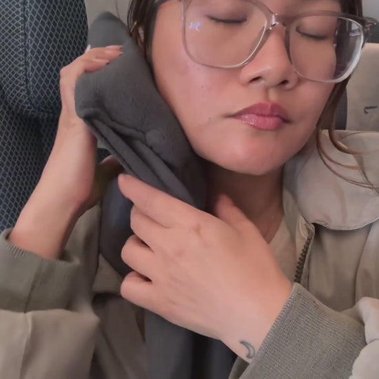 Clienta mostrando la almohada de viaje Solvira