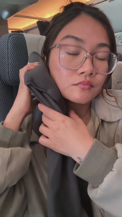 Customer showing the Solvira travel pillow