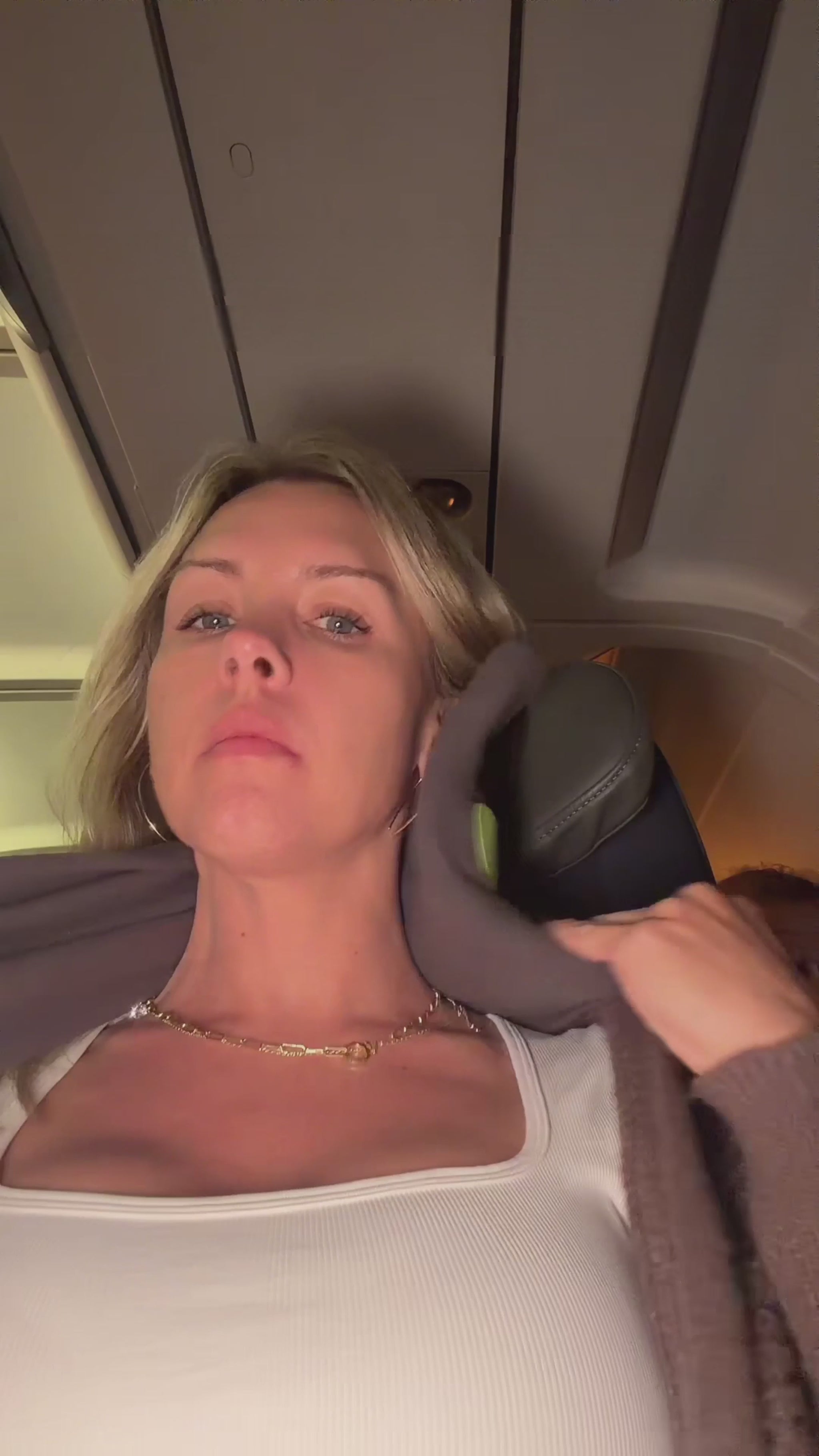 Customer resting with the Solvira travel pillow